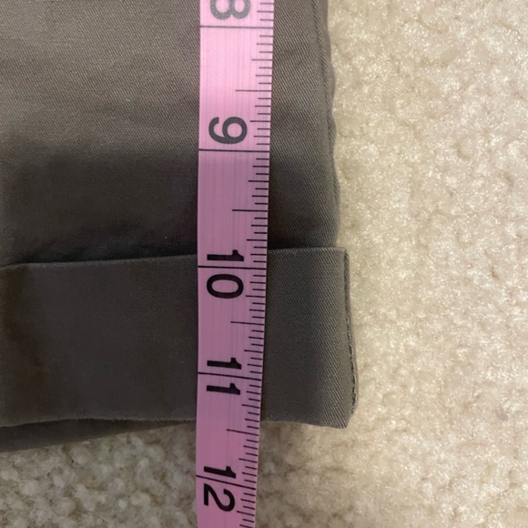 Old navy army green, chino shorts size 6, rolled hem - Picture 4 of 7